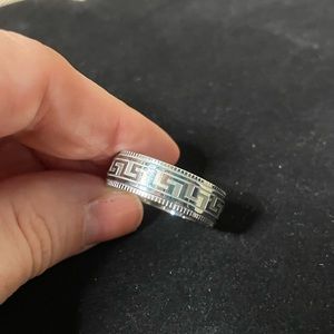Stainless steel silver wedding band with cute design. Brand new!!